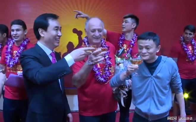 尤文23岁前锋滑倒3次被换下!当众向教练发火 怒砸座椅后直接离场