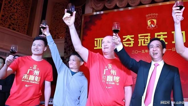 尤文23岁前锋滑倒3次被换下!当众向教练发火 怒砸座椅后直接离场
